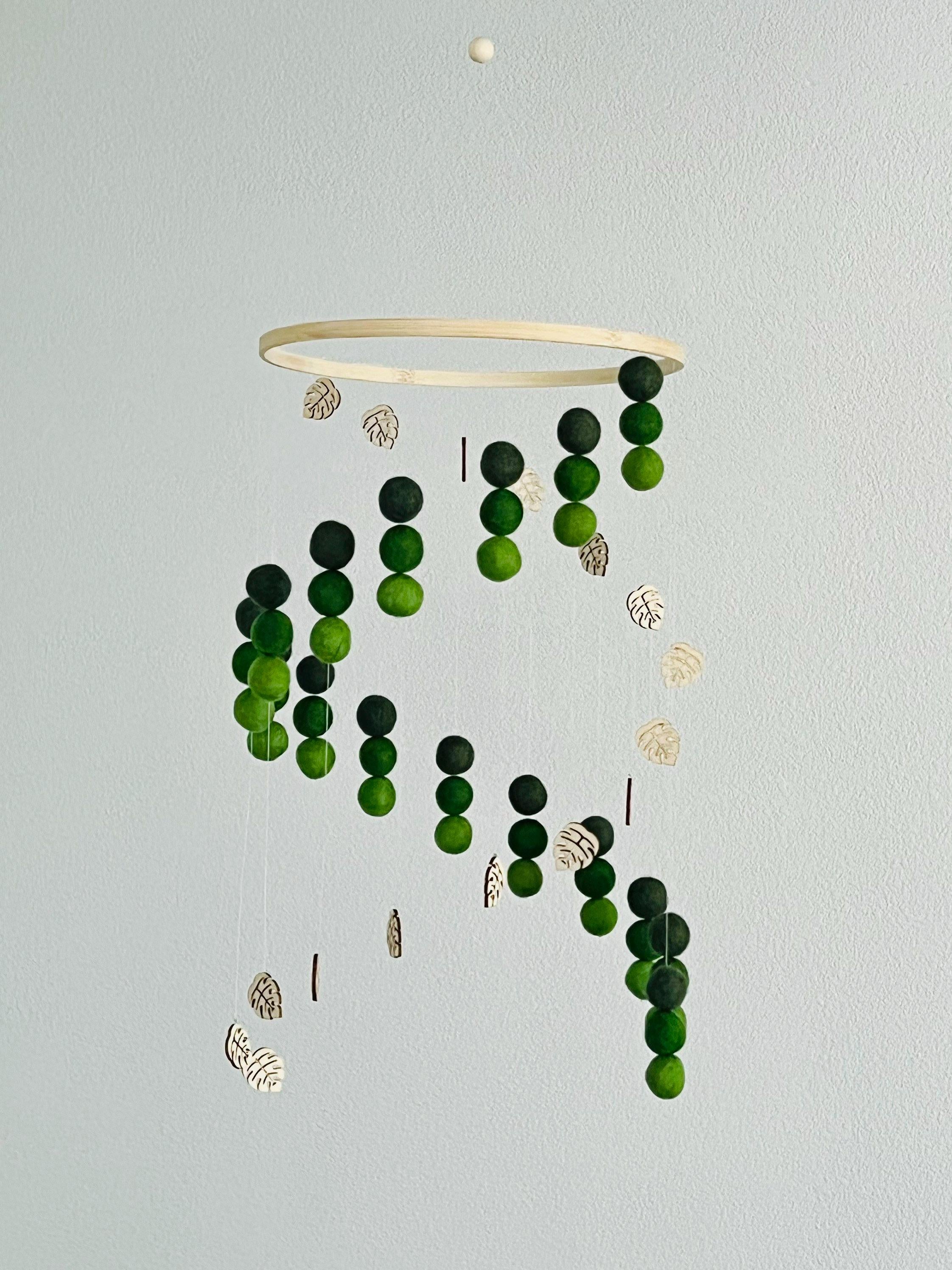 Monstera leaves and felt wool balls mobile, forest pom pom mobile, jungle felt mobile, minimalist mobile, boho nursery decor