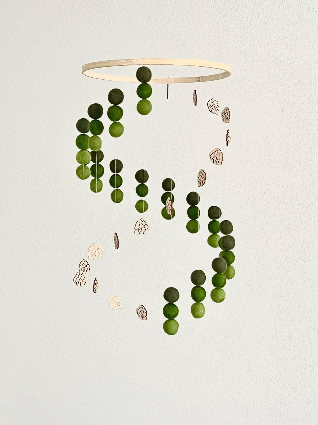 Monstera leaves and felt wool balls mobile, forest pom pom mobile, jungle felt mobile, minimalist mobile, boho nursery decor