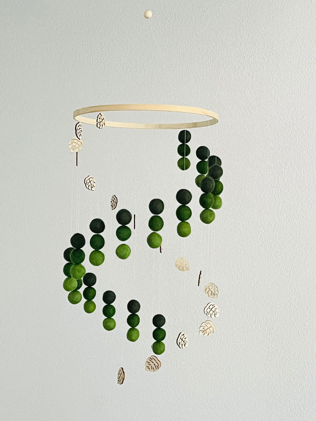 Monstera leaves and felt wool balls mobile, forest pom pom mobile, jungle felt mobile, minimalist mobile, boho nursery decor